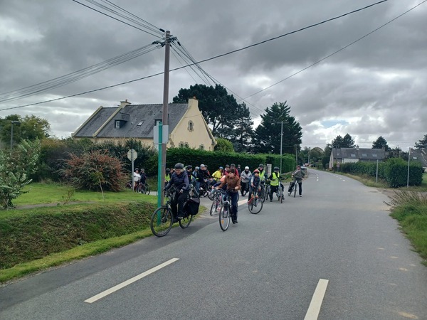 1° groupe de cyclistes de la balade Patrimoine "autour de St Coulomb"