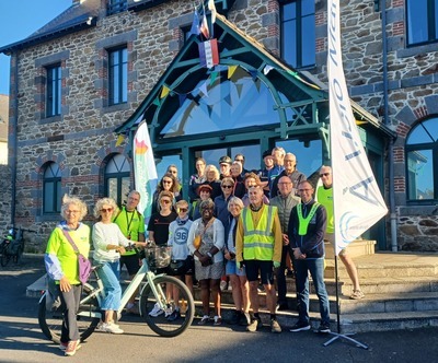 Accueil des participants devant la mairie de Saint-Coulomb